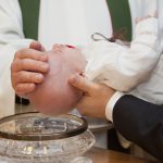 Les traditions autour de la médaille de baptême