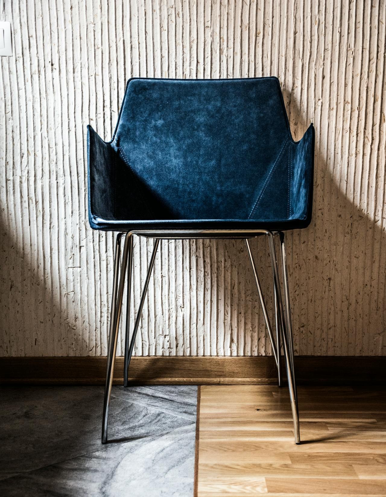 Une chaise en métal (catalogue P.I.B.) typique de la rétro déco…