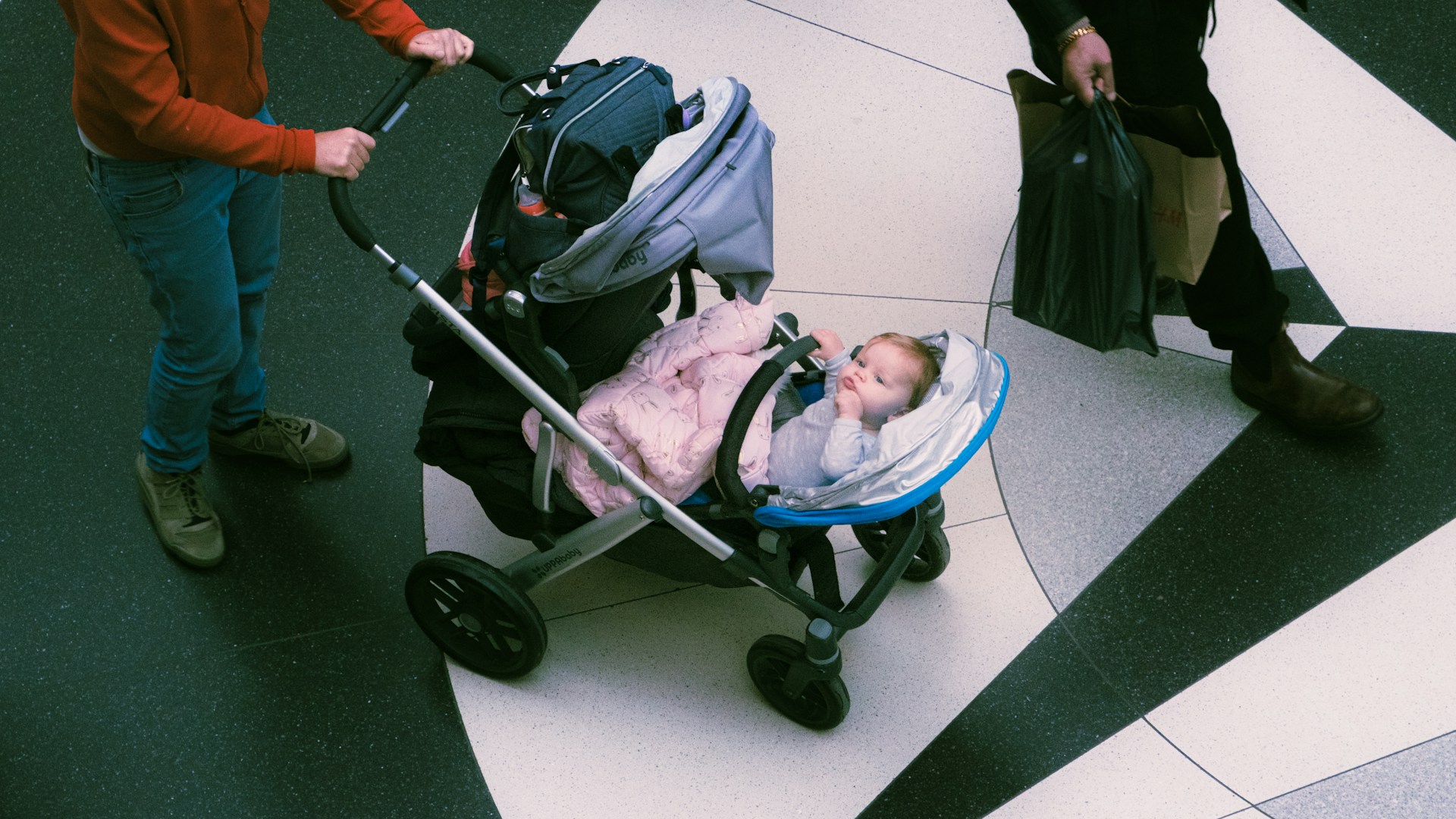 Natal Discount vous propose différents modèles de poussettes bébé pas chères