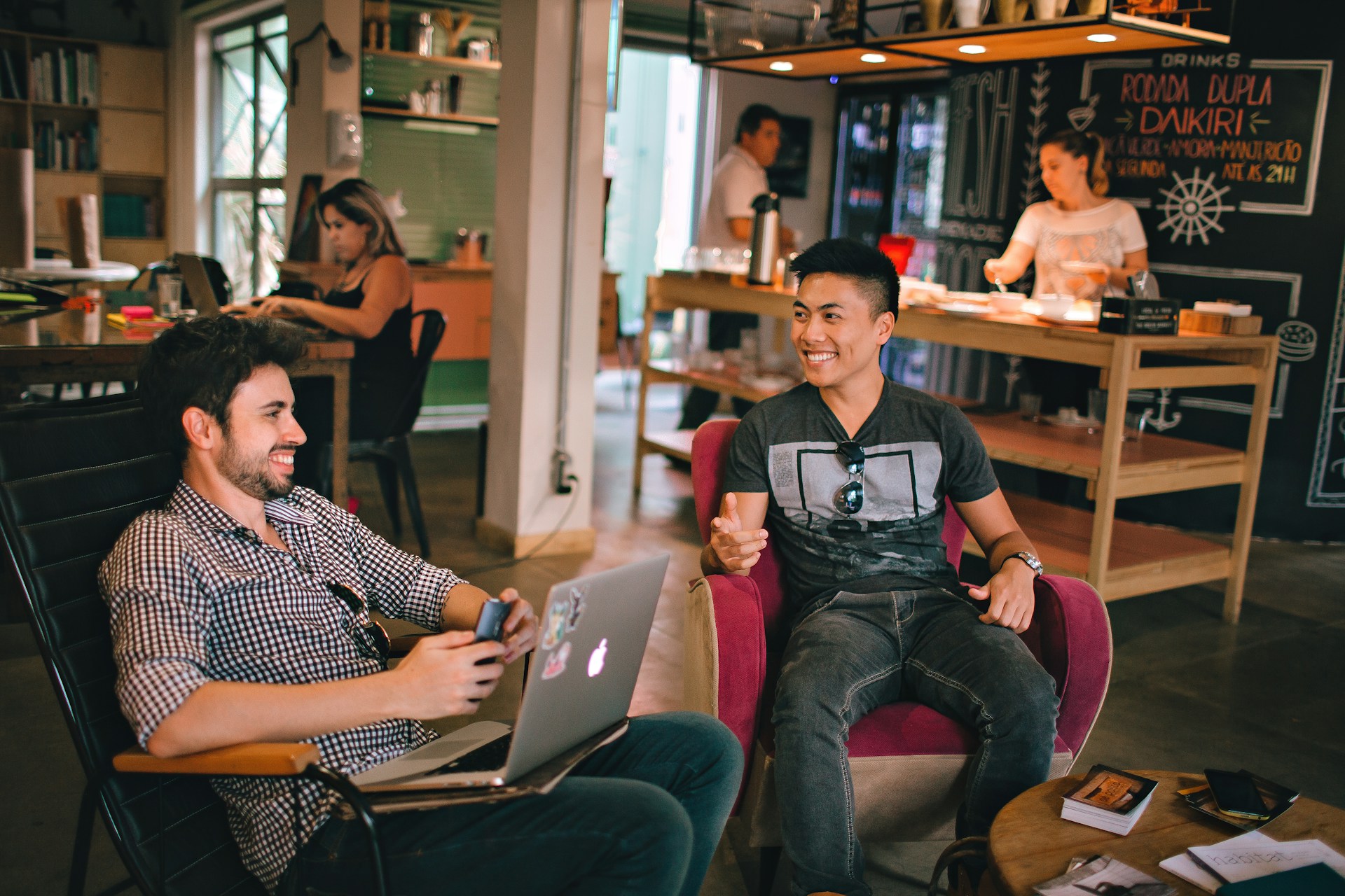 Découvrez les principaux avantages du coworking pour les indépendants : flexibilité, réduction des coûts, réseautage et environnement stimulant pour booster votre activité professionnelle.