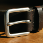 découvrez le nom de la pièce métallique située au bout d'une ceinture et son rôle essentiel dans l'ajustement et le style de votre accessoire.