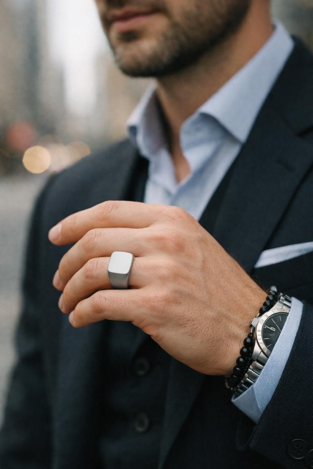 découvrez nos conseils pour bien assortir une chevalière avec une tenue de ville et apporter une touche d'élégance à votre style quotidien.